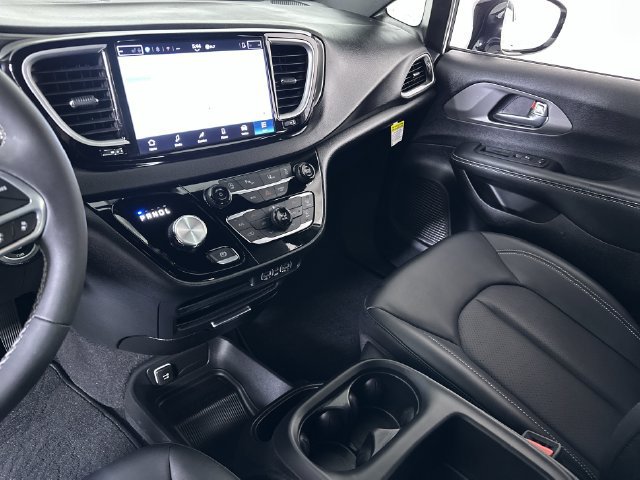 Used 2025 Chrysler Voyager LX FWD image 36