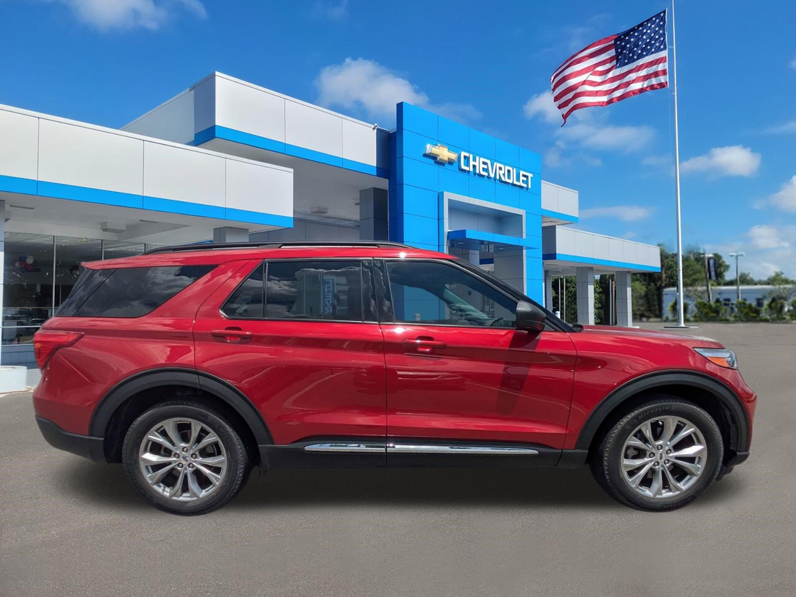 Used 2023 Ford Explorer XLT w/ Equipment Group 202A RWD image 2
