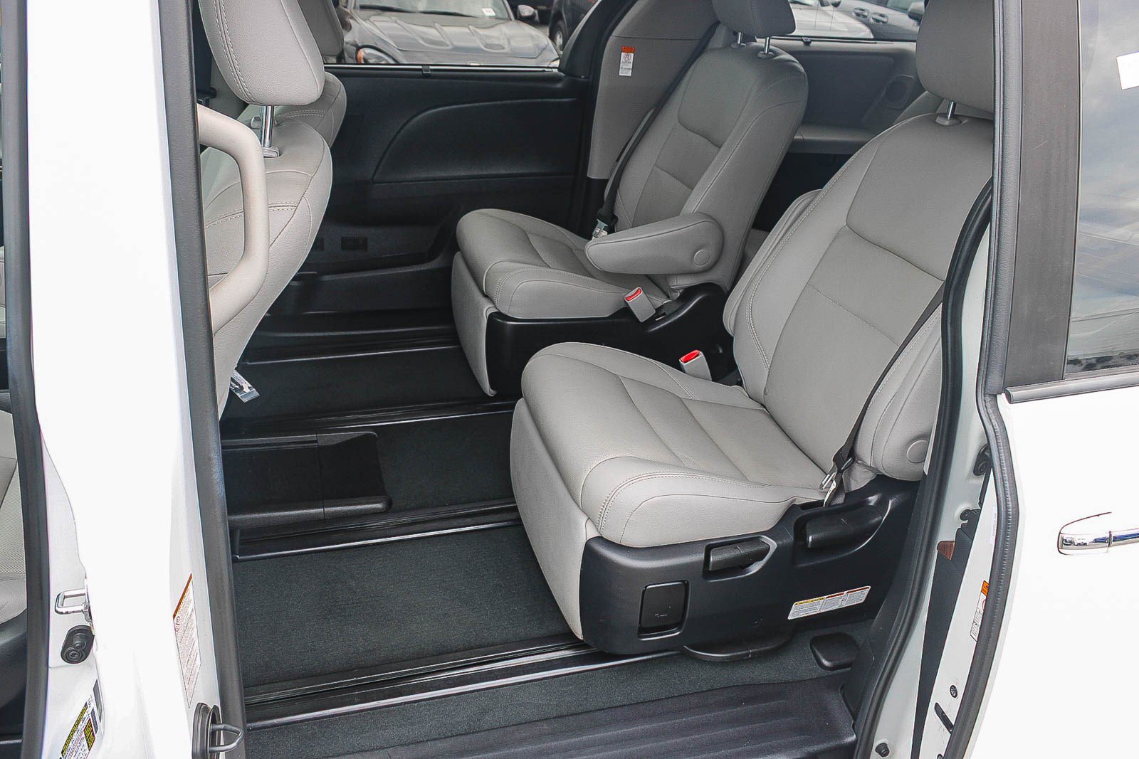 Used 2020 Toyota Sienna Limited Premium w/ Carpet Mat Package FWD image 19