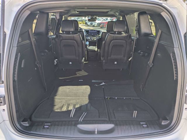 Used 2025 Chrysler Pacifica Limited image 12