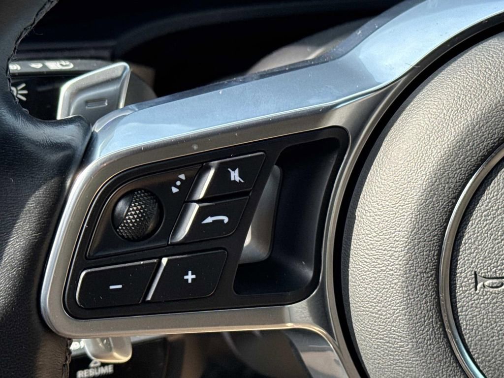 Used 2022 Porsche Cayenne Platinum Edition image 23