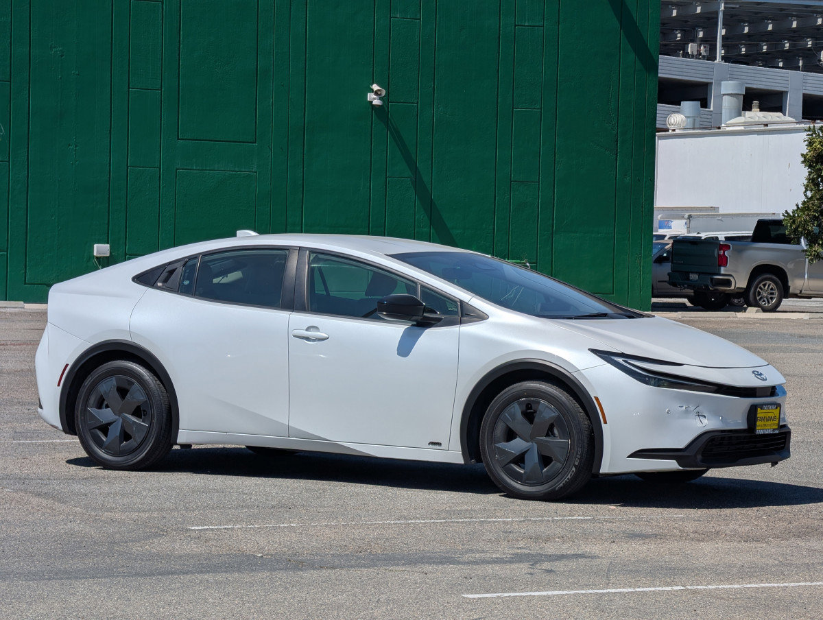 Used 2023 Toyota Prius LE image 1