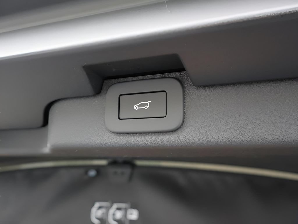 Used 2025 Land Rover Discovery Metropolitan Edition AWD/4WD image 38