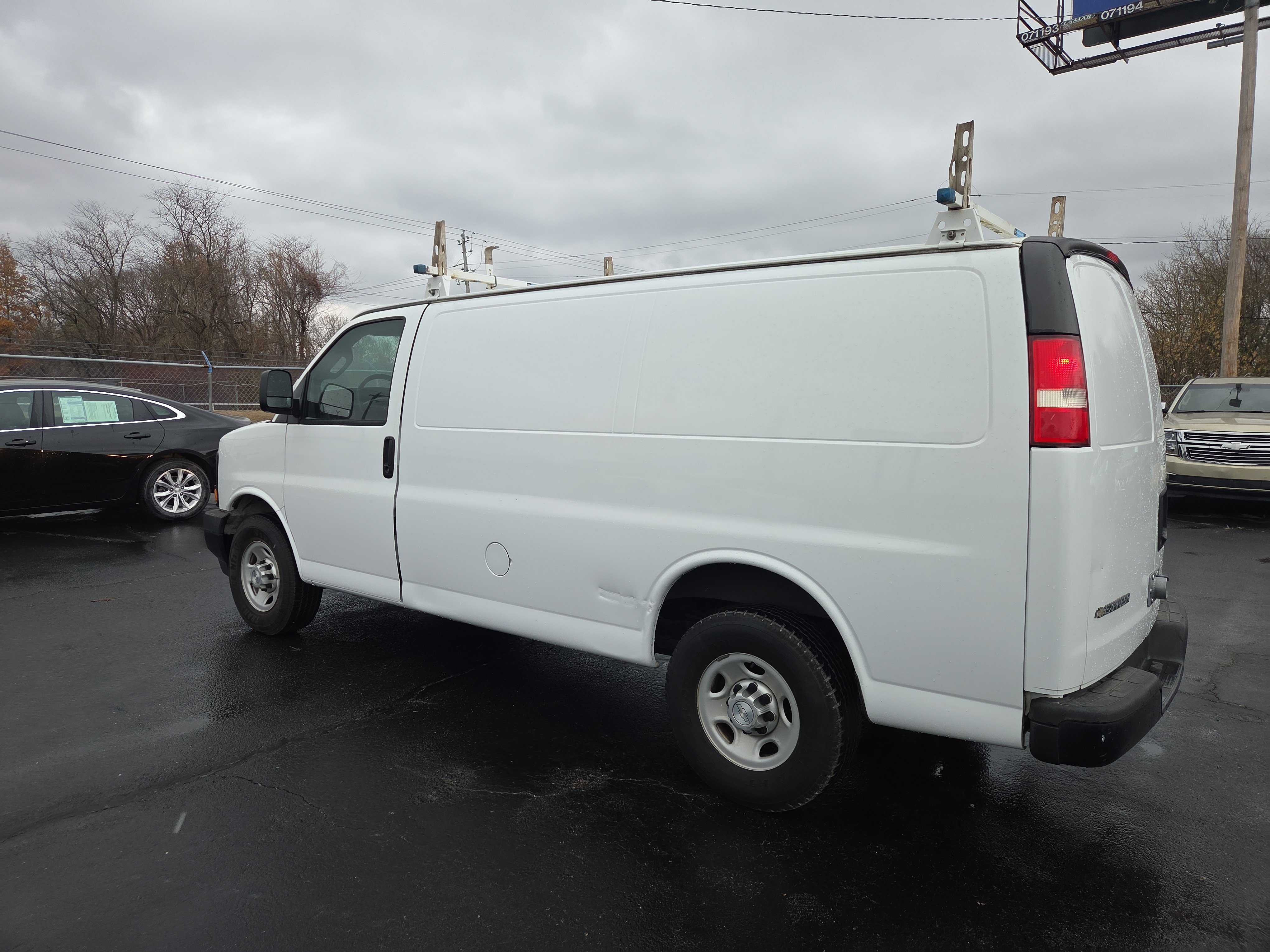 Used 2017 Chevrolet Express 2500 image 3