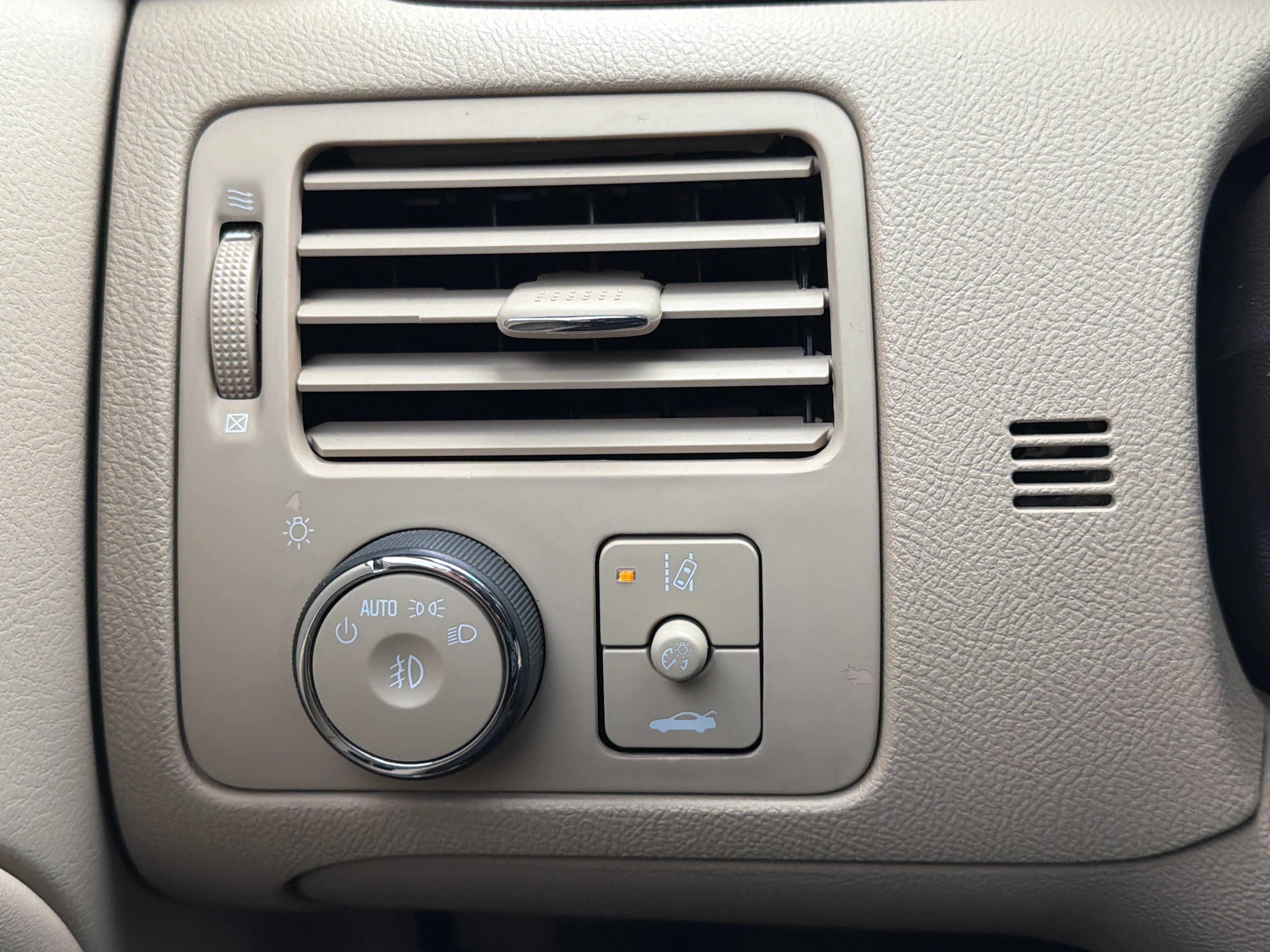 Used 2011 Buick Lucerne CXL FWD image 33