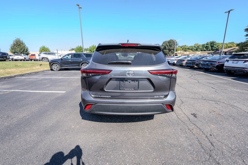 Used 2023 Toyota Highlander XLE image 6