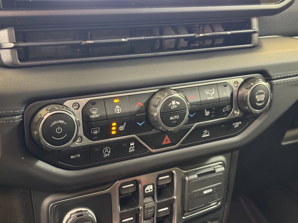 Used 2025 Jeep Wrangler Unlimited Rubicon w/ Convenience Group image 35