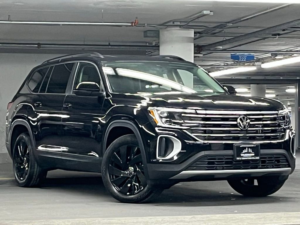Used 2025 Volkswagen Atlas SE w/ Panoramic Sunroof Package image 2