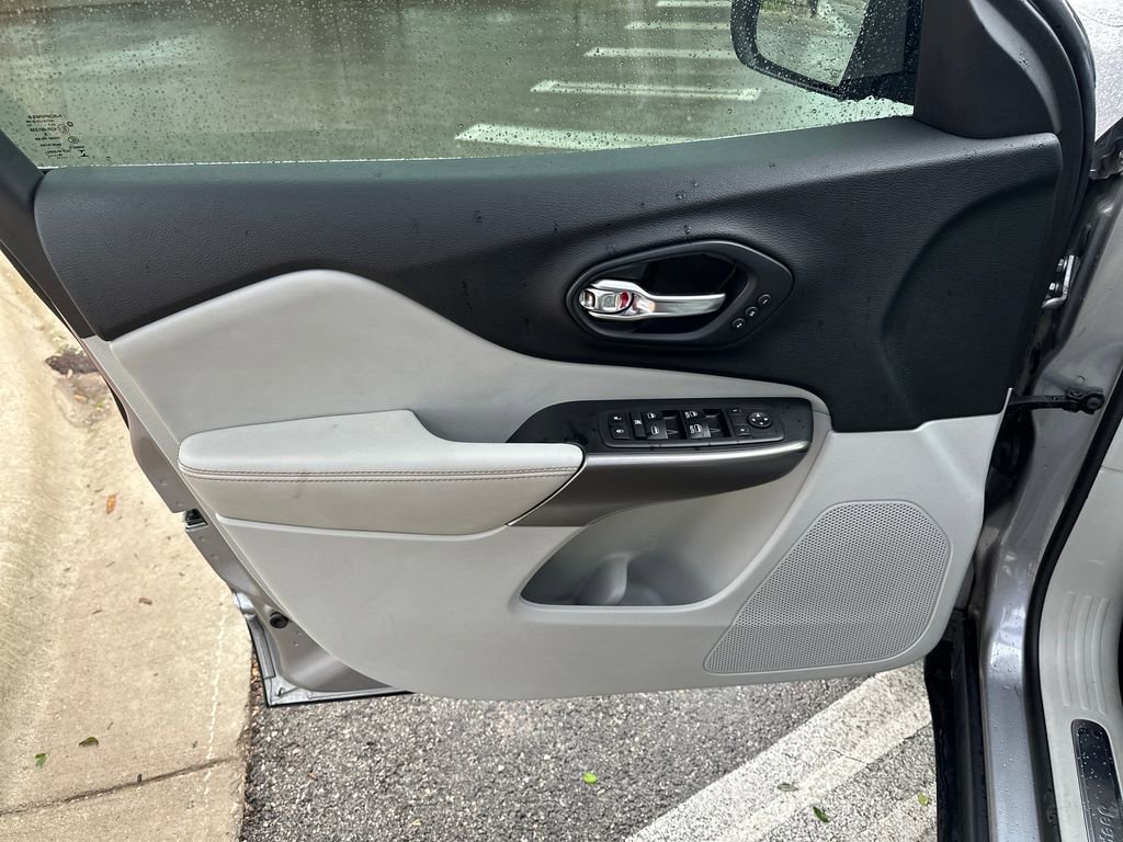 Used 2019 Jeep Cherokee Limited w/ Luxury Group AWD/4WD image 15