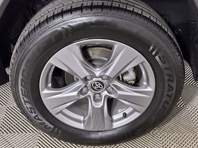 Used 2022 Toyota RAV4 XLE w/ Convenience Package image 34