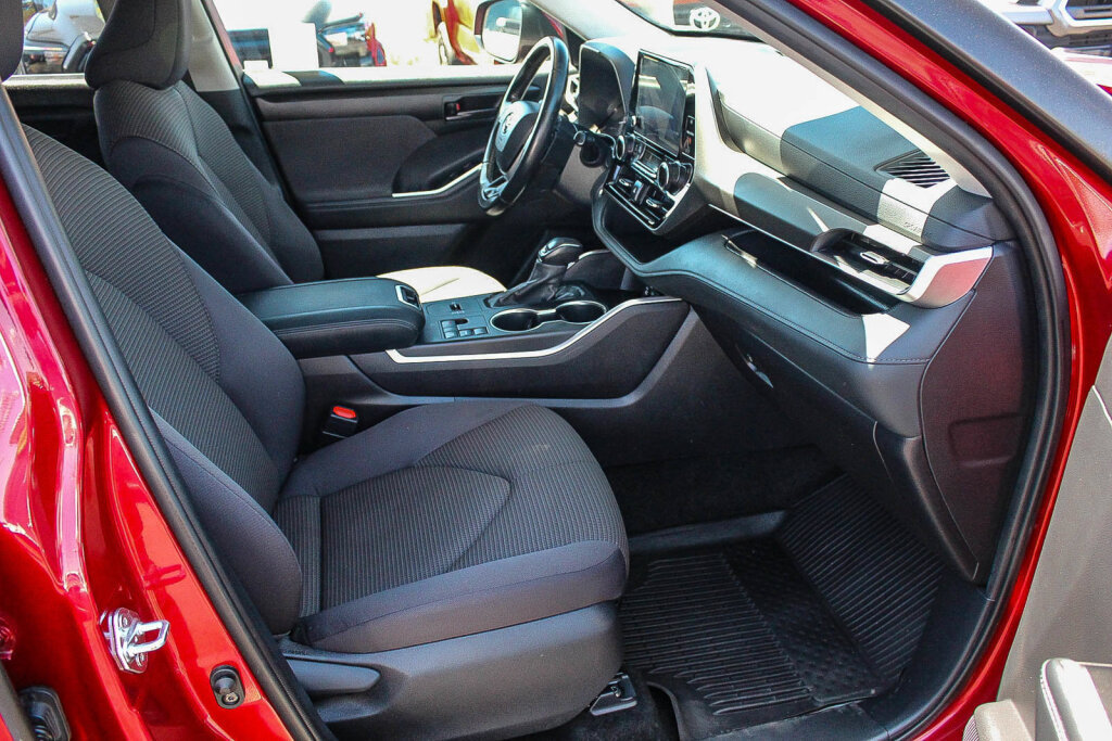 Certified 2025 Toyota Highlander LE FWD image 7