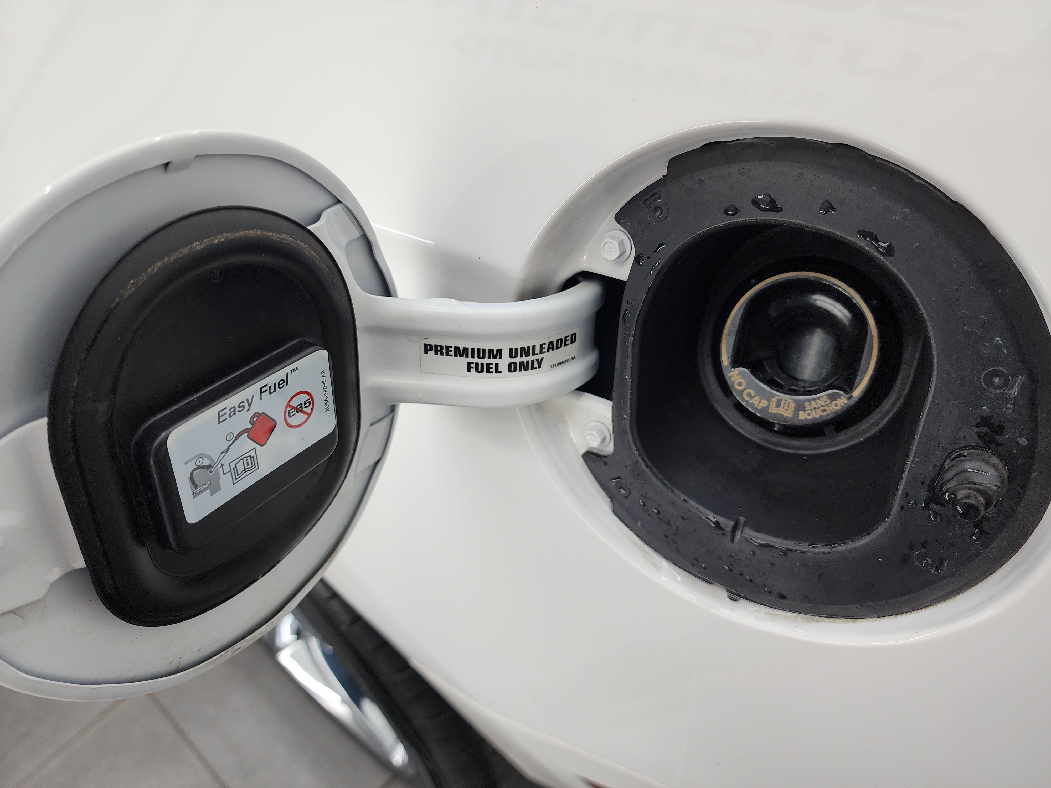 Used 2012 Ford Mustang GT Premium w/ HID Headlamps & Security Pkg RWD image 38