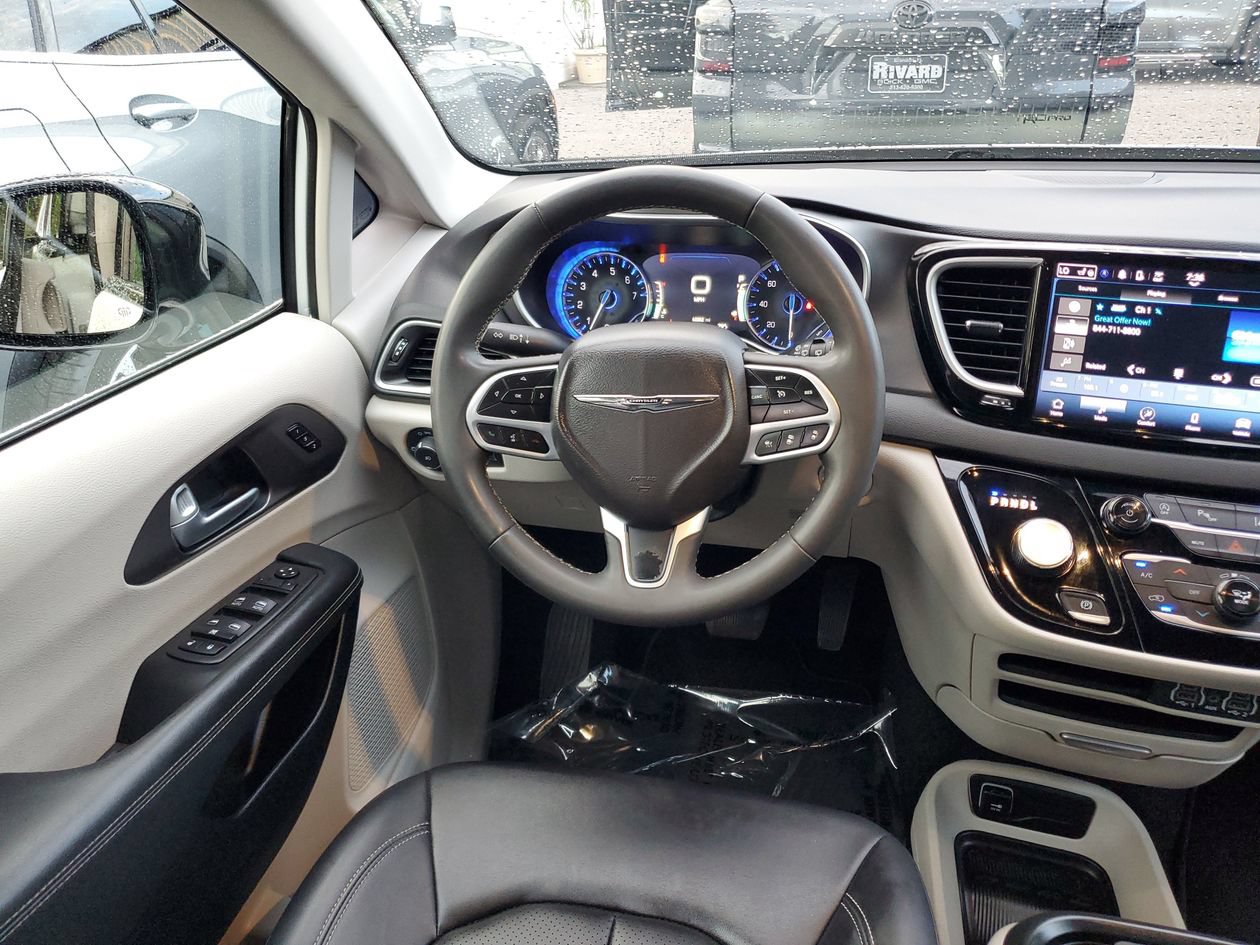 Used 2024 Chrysler Pacifica Touring-L FWD image 11