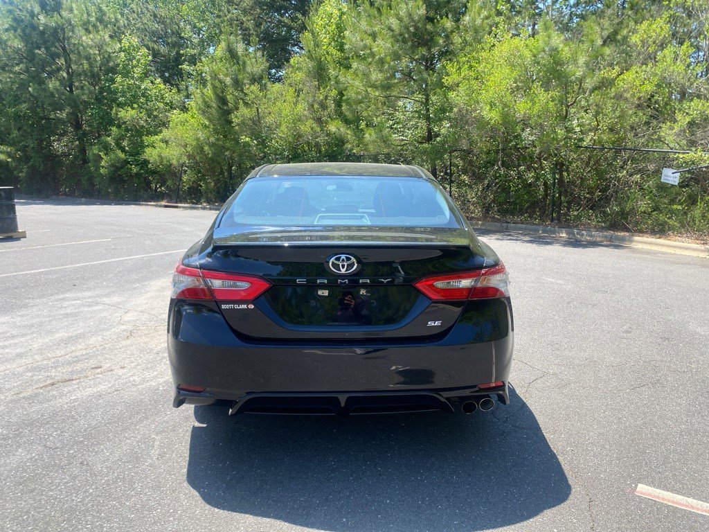 Used 2018 Toyota Camry SE w/ Moonroof Package FWD image 4