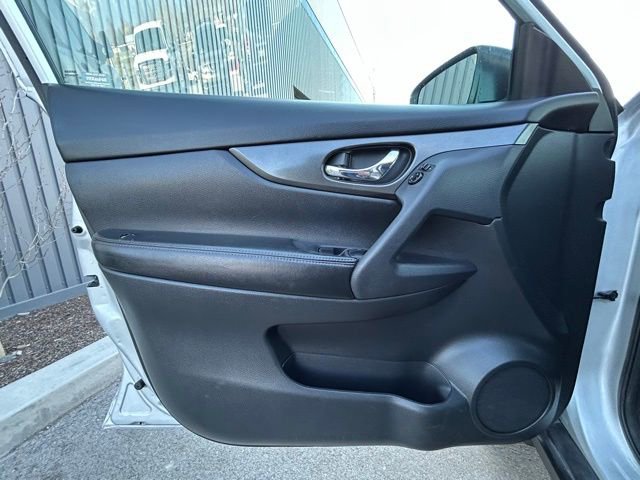 Used 2015 Nissan Rogue SV image 24