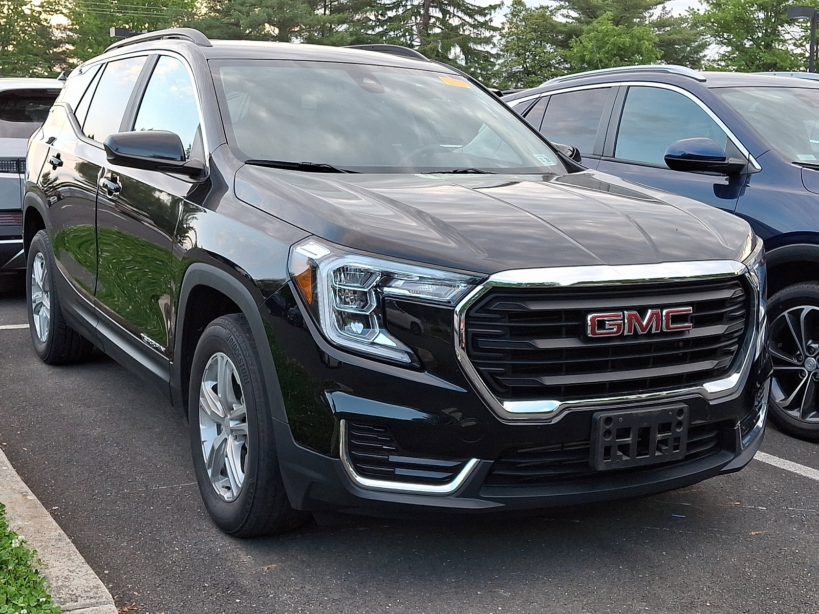Used 2023 GMC Terrain SLE w/ Driver Convenience Package AWD/4WD image 5