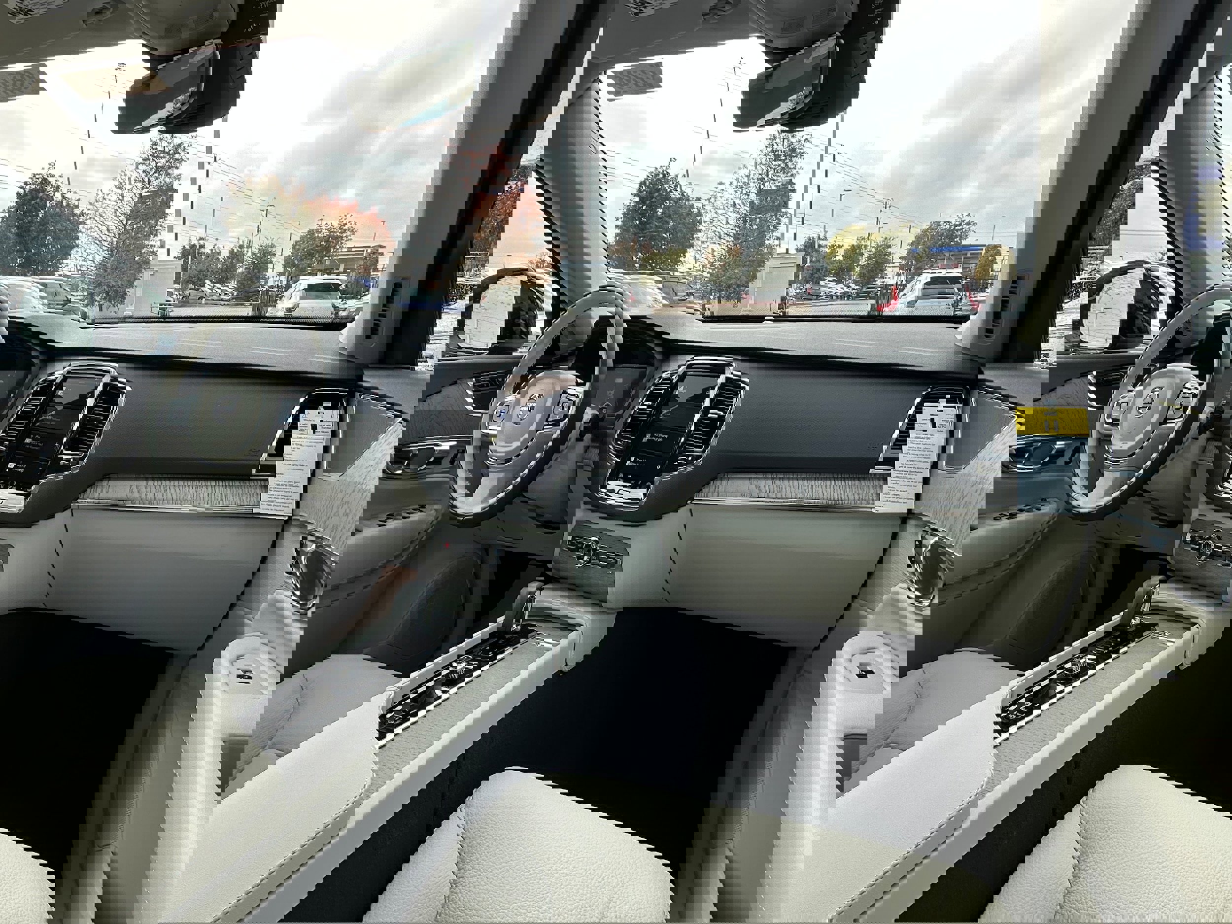 New 2025 Volvo XC90 T8 Plus w/ Protection Package Premier image 10