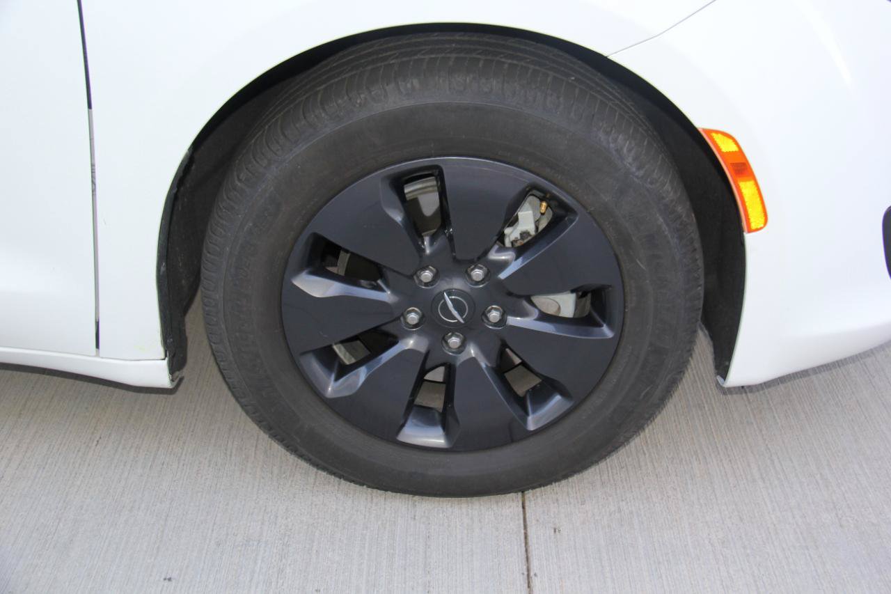 Used 2020 Chrysler Pacifica Touring-L w/ S Appearance Package FWD image 35