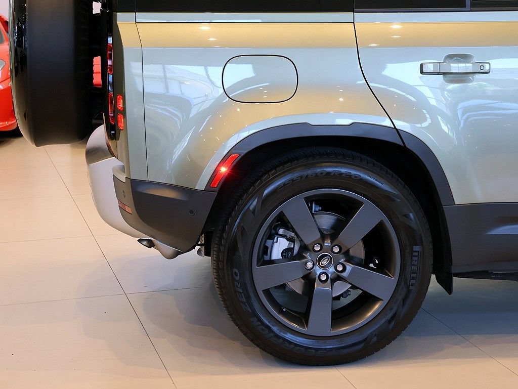 Used 2025 Land Rover Defender 110 S AWD/4WD image 27