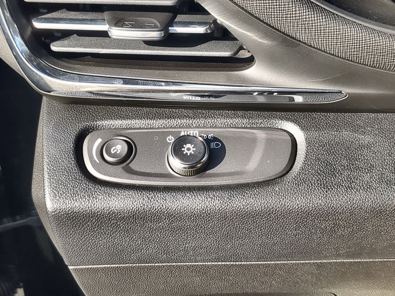 Used 2025 Buick Envista Preferred w/ Convenience I Package image 17