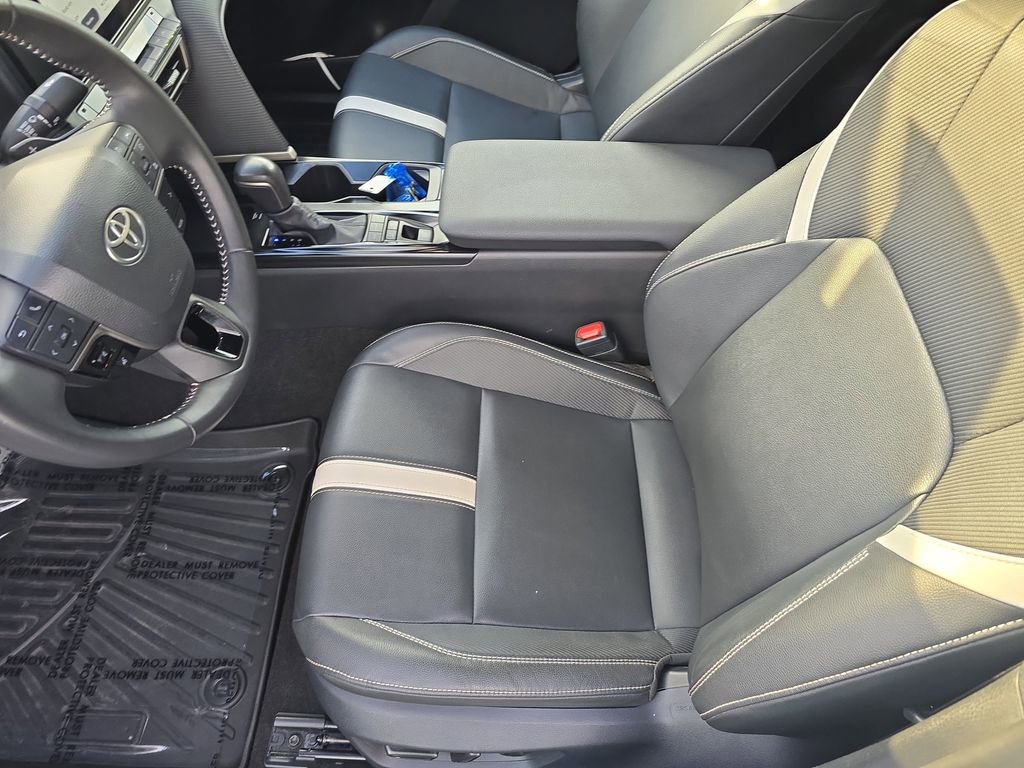 Used 2025 Toyota Camry SE image 17