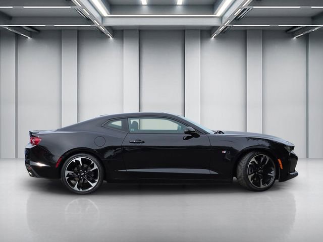 Used 2021 Chevrolet Camaro LT w/ Technology Package image 3