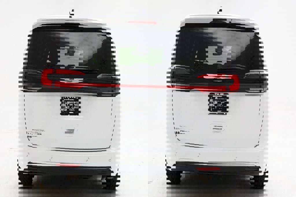 Used 2025 Chrysler Pacifica Select image 7