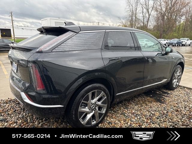 Certified 2025 Cadillac Optiq Luxury 2 w/ LPO, Floor Liner Package AWD/4WD image 9