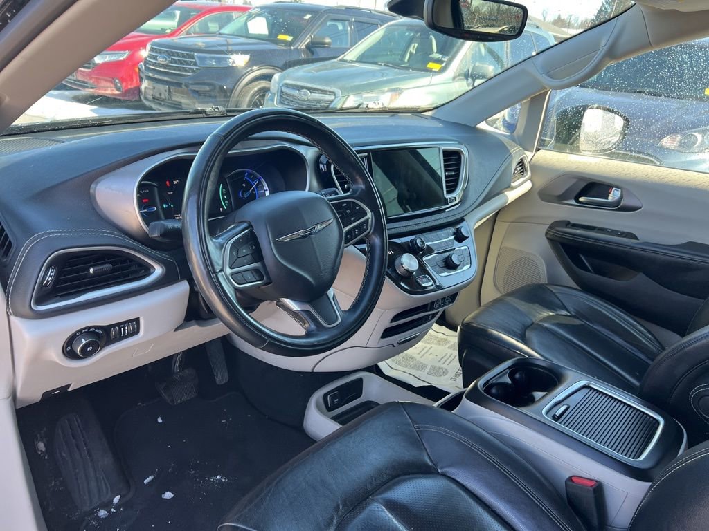 Used 2022 Chrysler Pacifica Touring-L w/ Uconnect Theater Family Group image 9