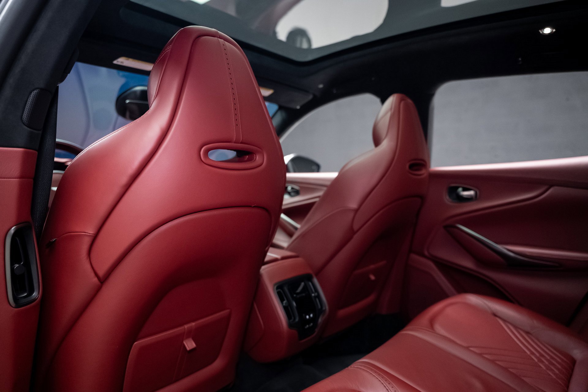 Used 2021 Aston Martin DBX image 70