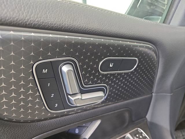 Used 2025 Mercedes-Benz GLB 250 4MATIC image 30