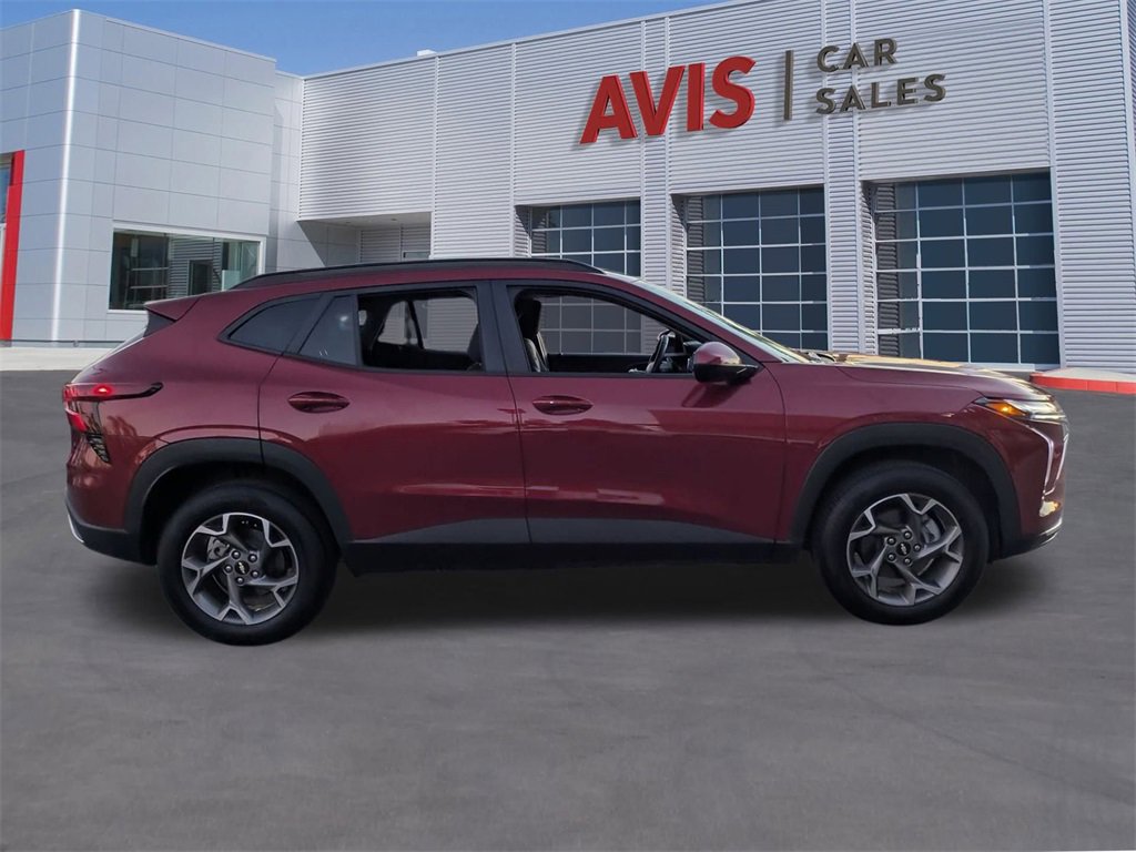 Used 2025 Chevrolet Trax LT w/ LT Convenience Package image 5