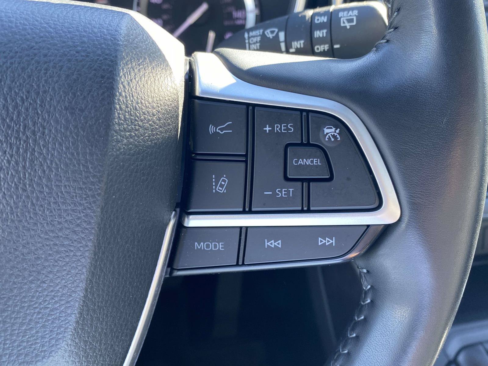 Used 2022 Toyota Highlander XSE FWD image 36