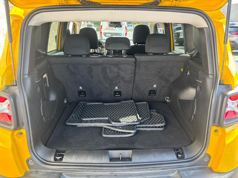 Used 2023 Jeep Renegade Latitude AWD/4WD image 7