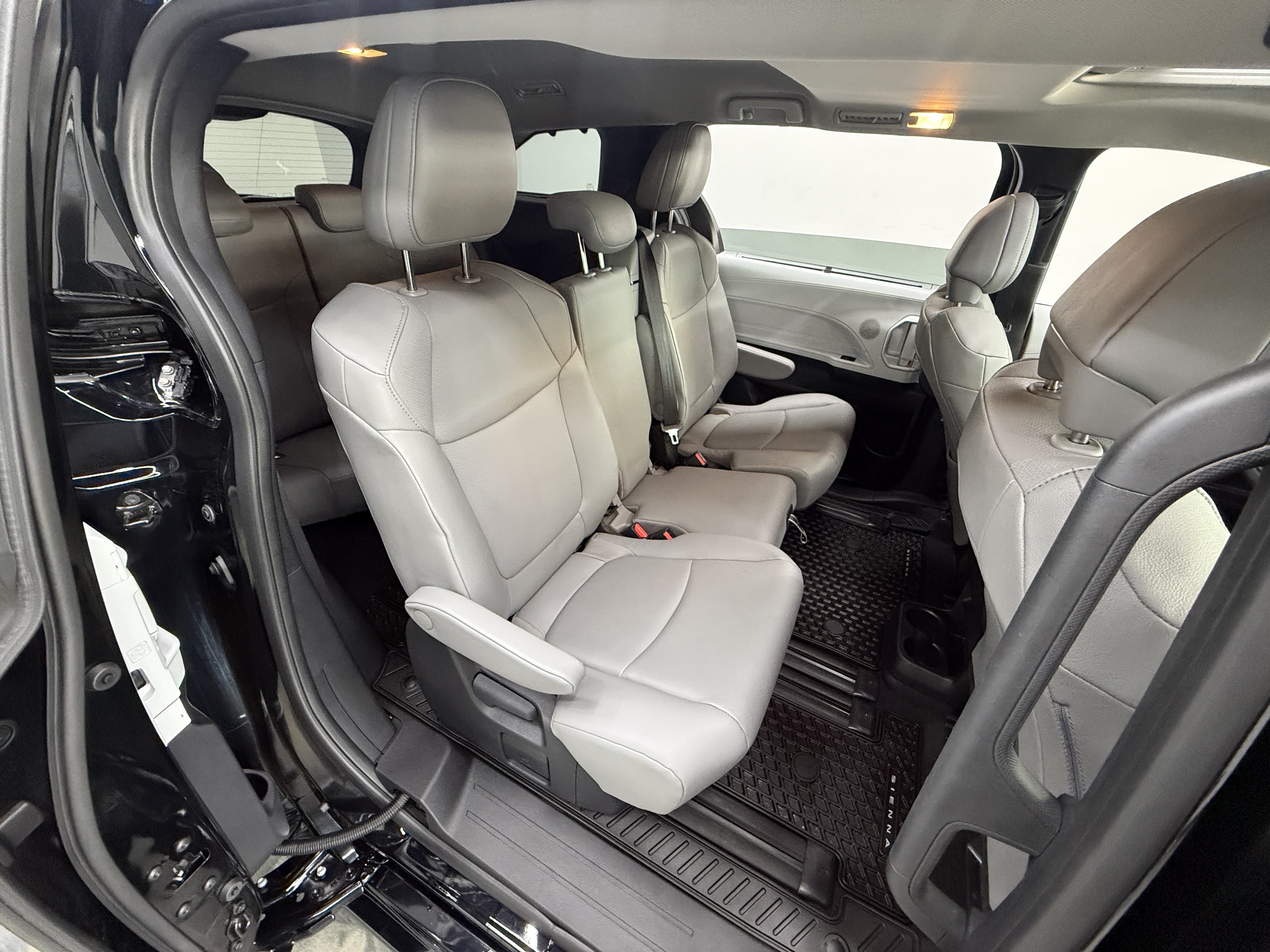Used 2026 Toyota Sienna XLE FWD image 25