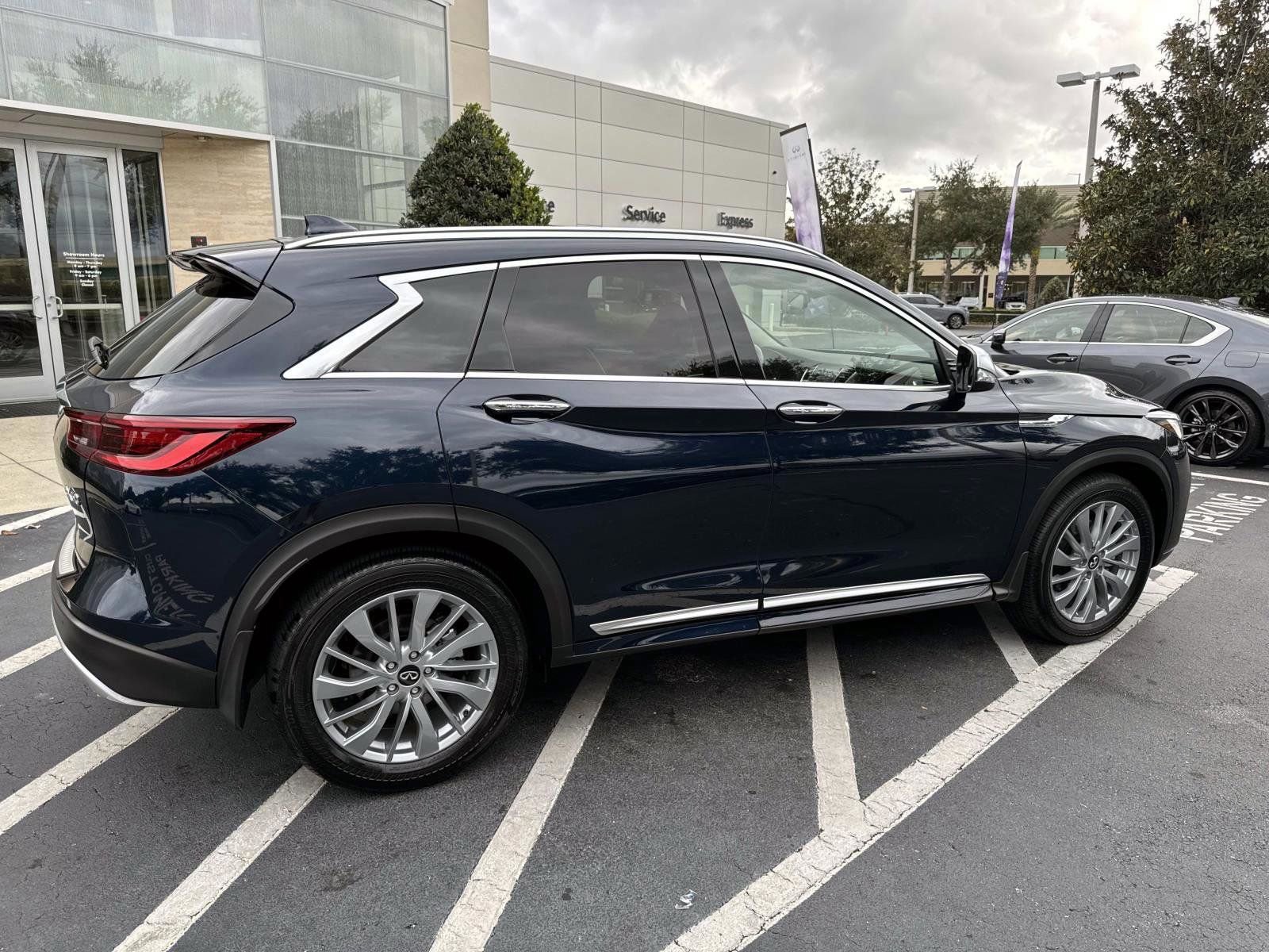 Certified 2025 INFINITI QX50 Luxe w/ Accent Package image 2