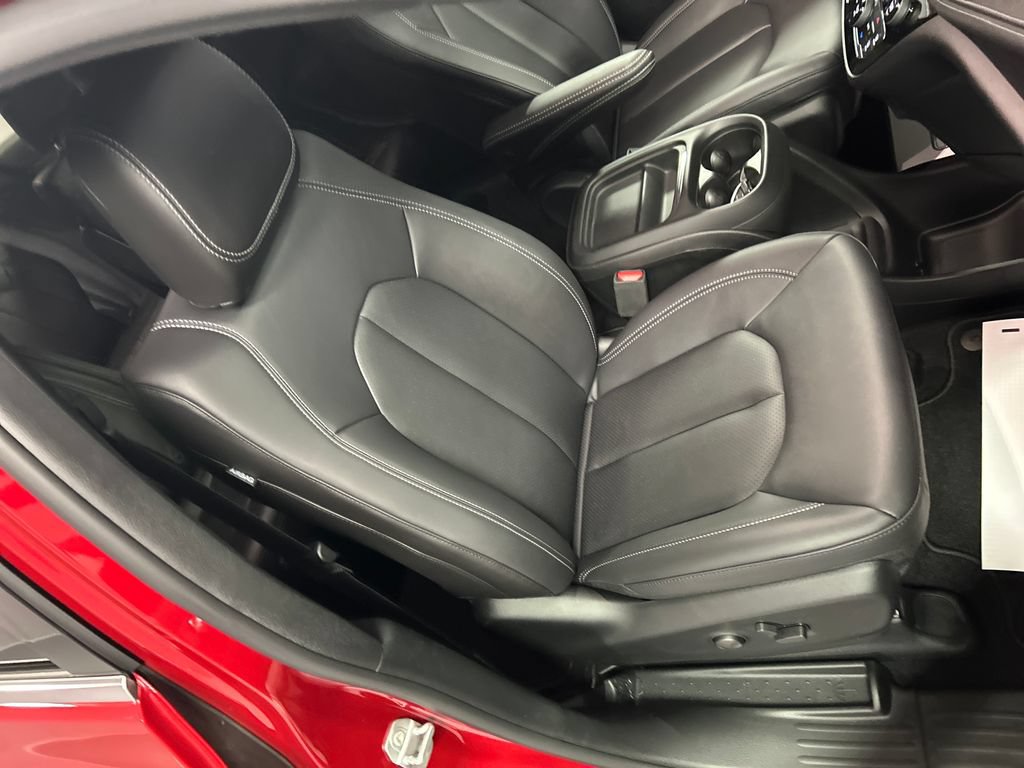 New 2027 Chrysler Pacifica Select w/ Family Tech Group FWD image 24