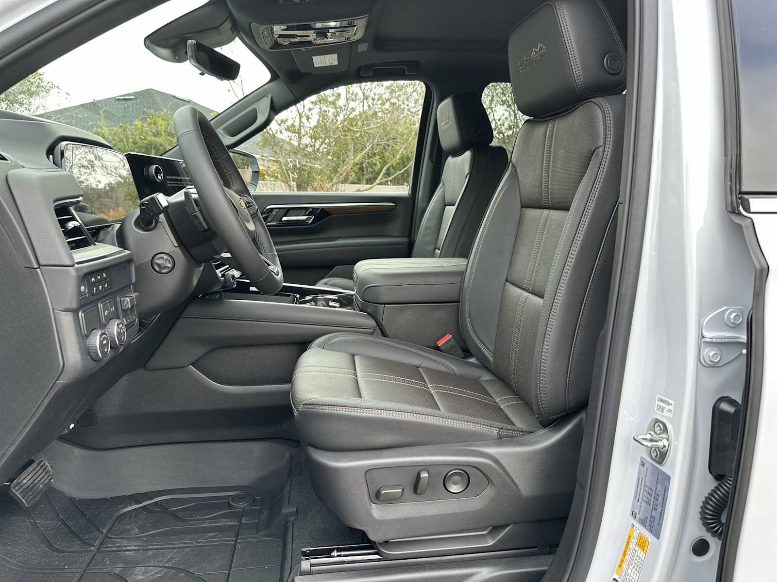 New 2026 Chevrolet Suburban High Country image 2