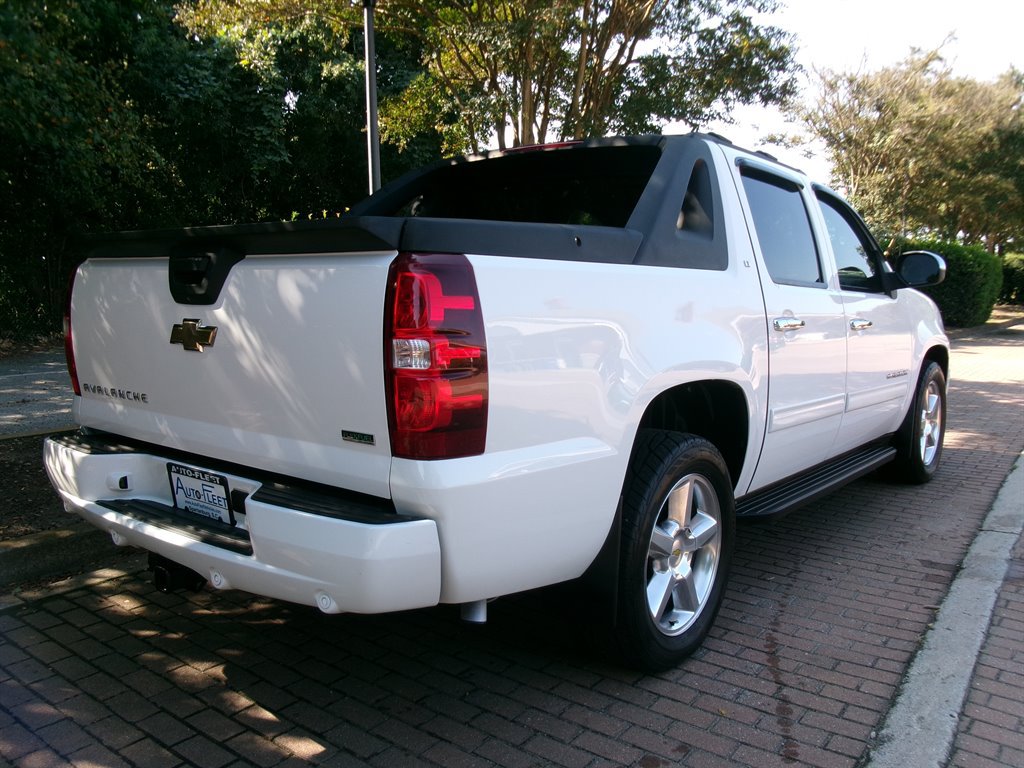 Used 2011 Chevrolet Avalanche LT RWD image 8