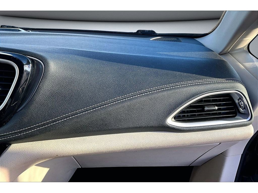 Used 2022 Chrysler Pacifica Touring-L image 17