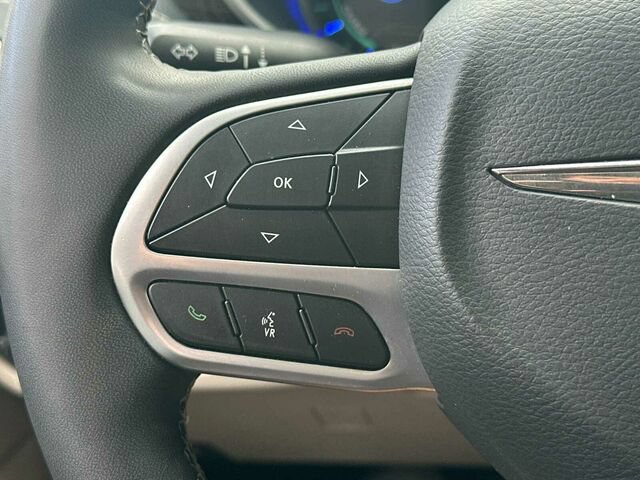 Used 2023 Chrysler Pacifica Limited FWD image 29