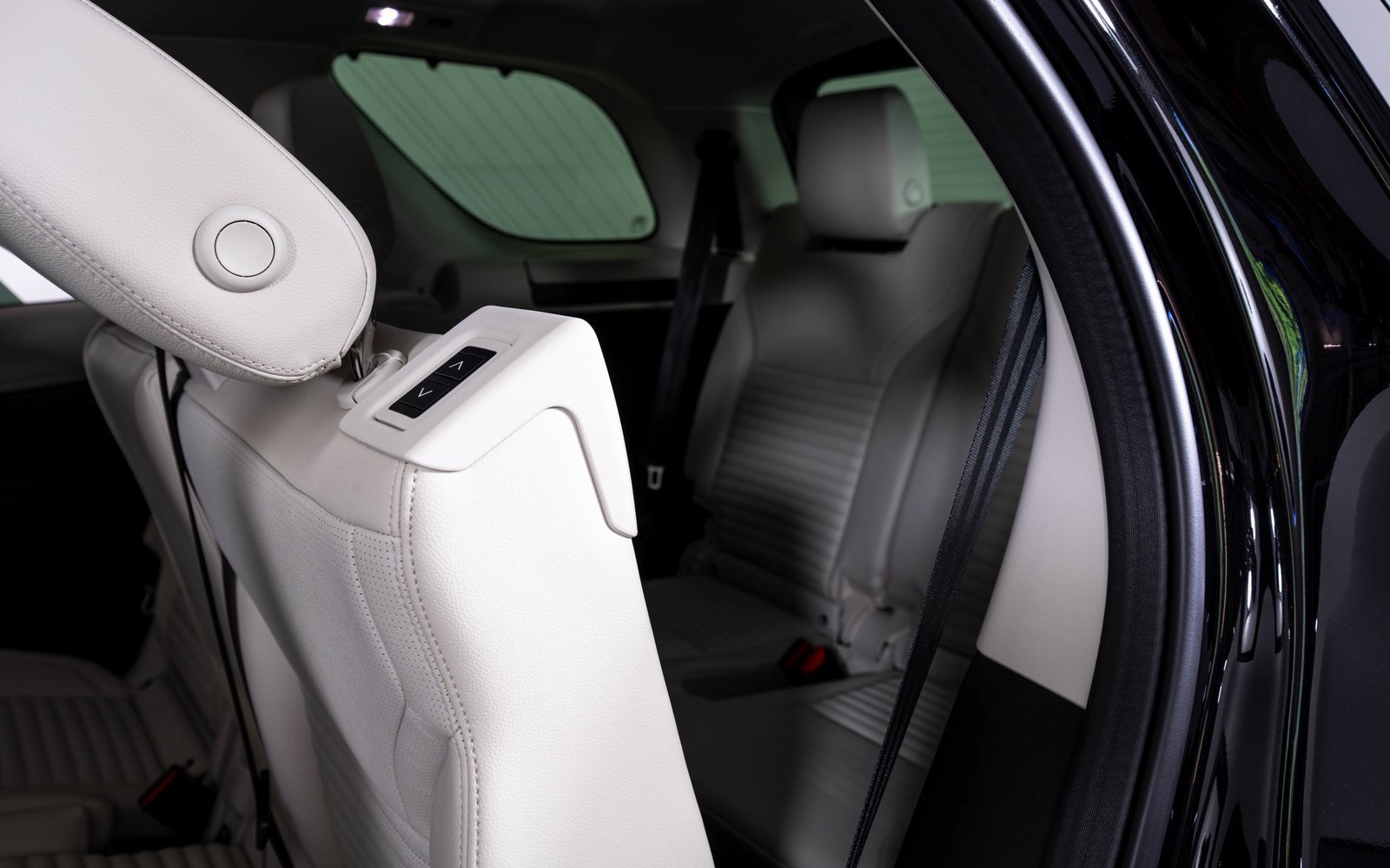 Used 2025 Land Rover Discovery S image 19