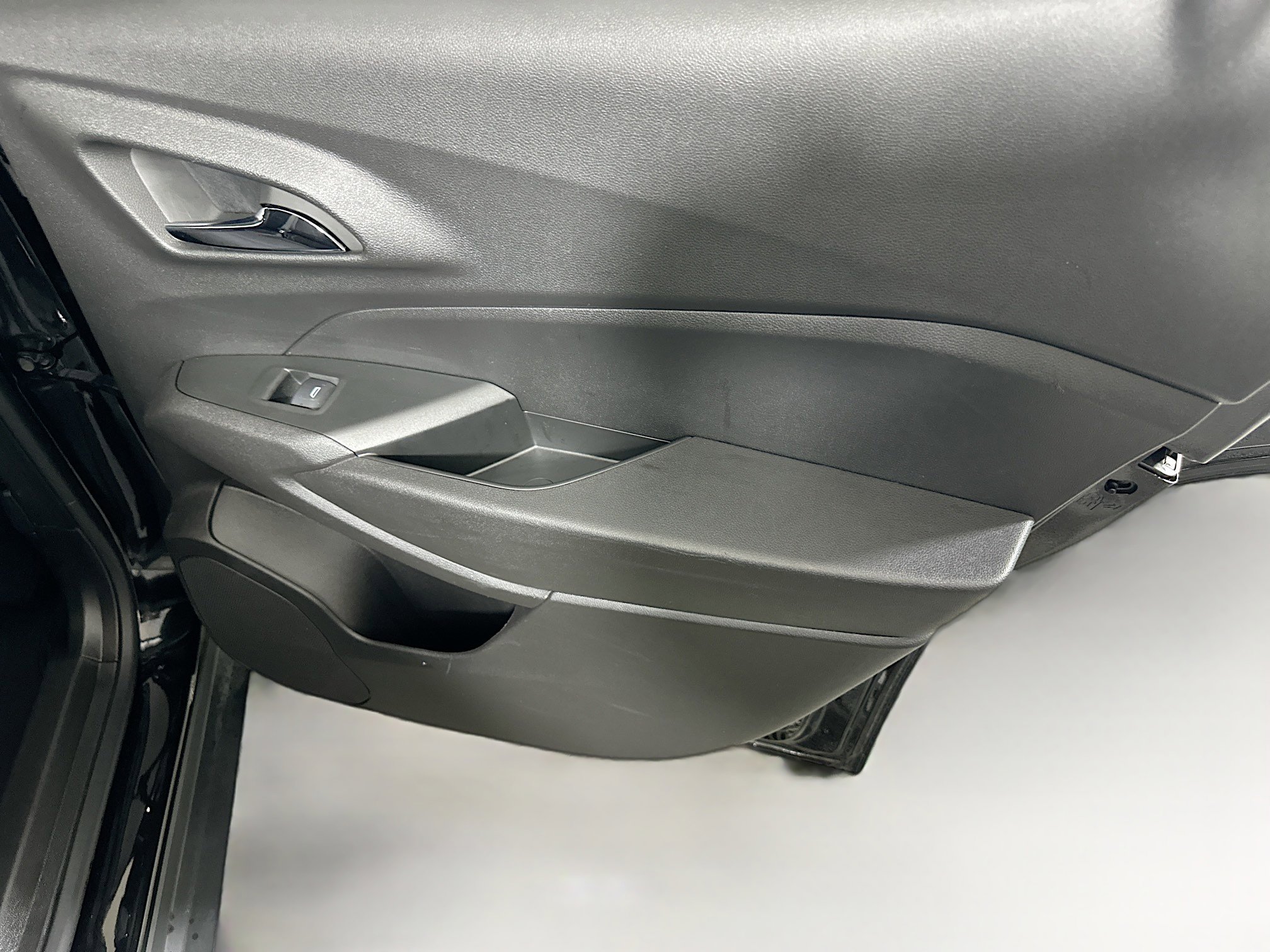 Used 2025 Chevrolet Trax LT FWD image 28