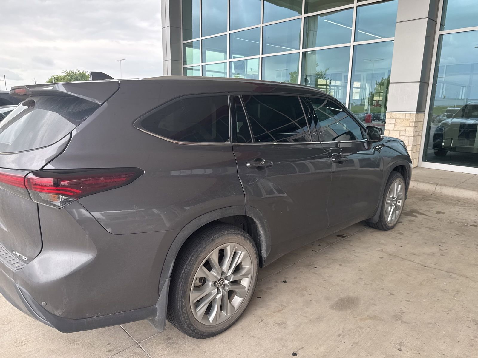 Used 2024 Toyota Highlander Limited image 17