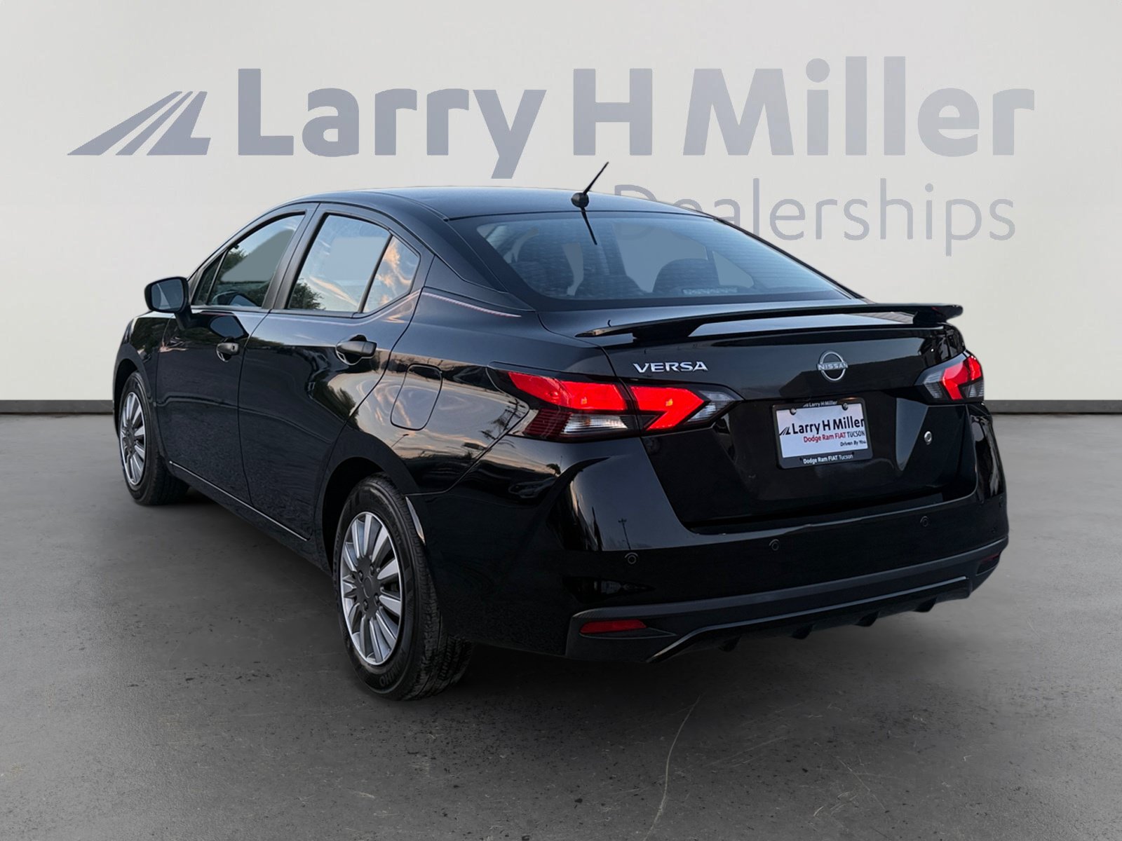 Used 2025 Nissan Versa S FWD image 3