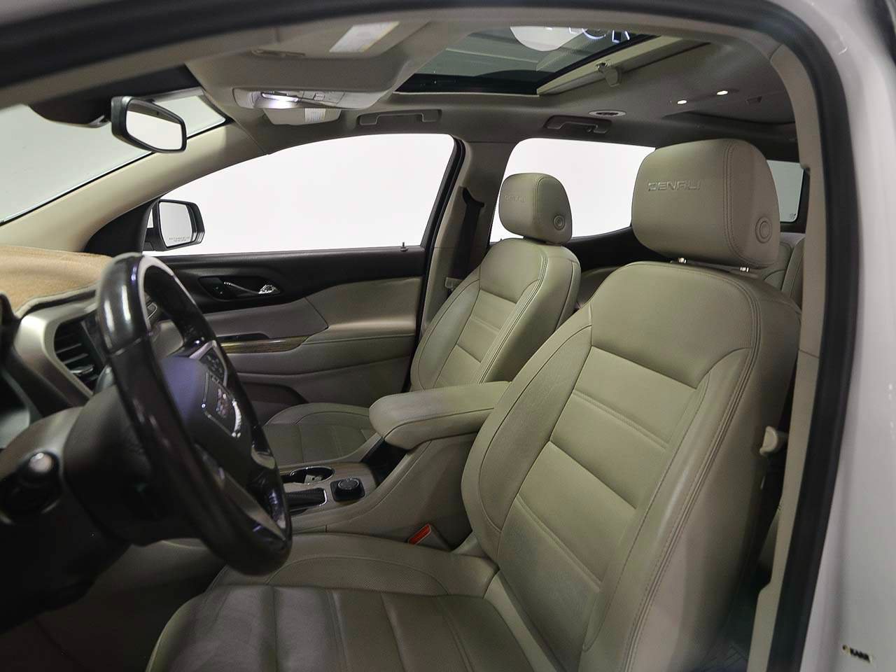 Used 2018 GMC Acadia Denali w/ Technology Package FWD image 9