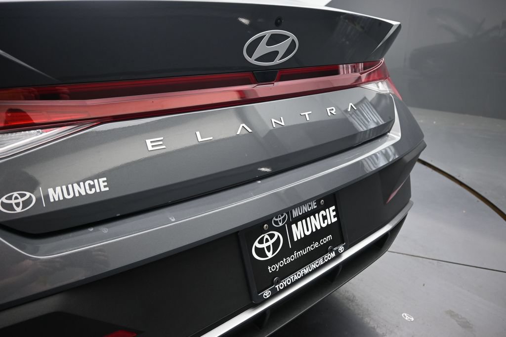 Used 2025 Hyundai Elantra SE FWD image 29