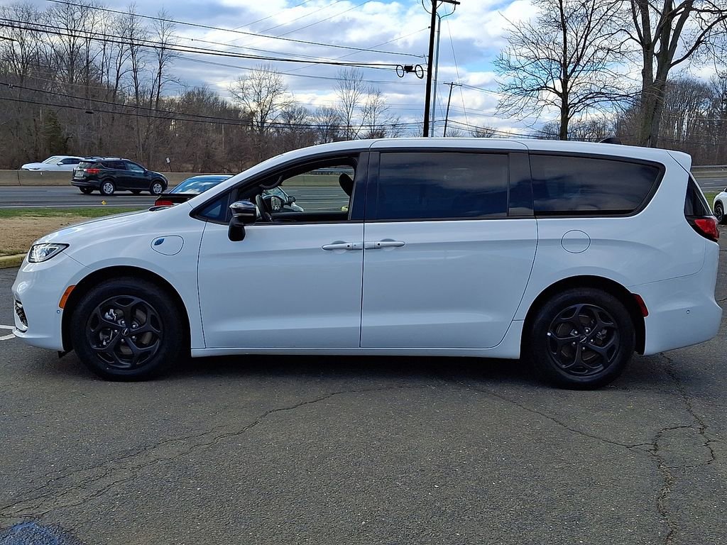 Used 2024 Chrysler Pacifica Select image 5