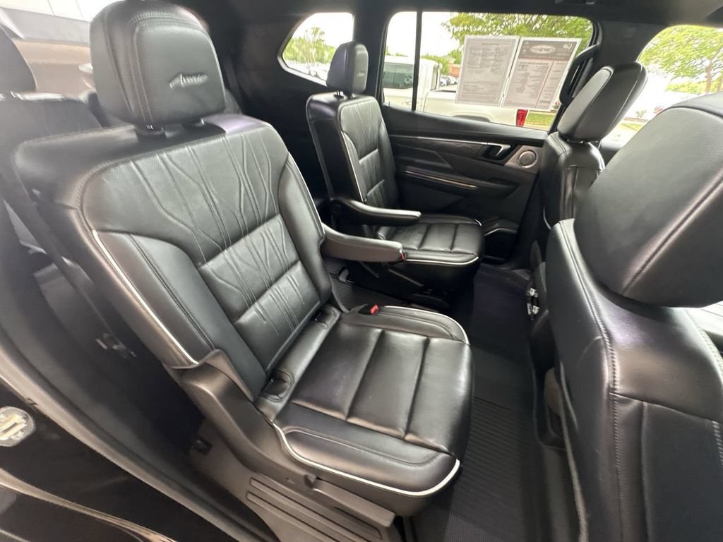 Certified 2025 Buick Enclave Avenir AWD/4WD image 28