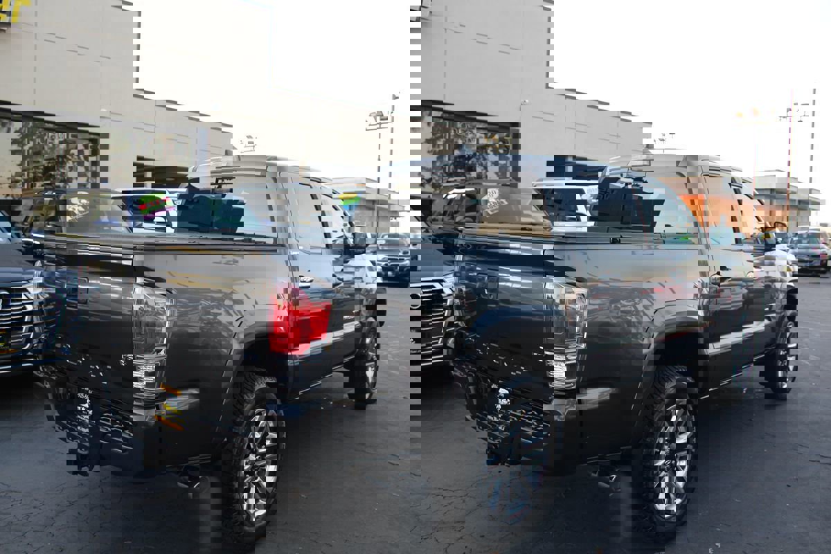 Used 2017 Toyota Tacoma Limited image 7
